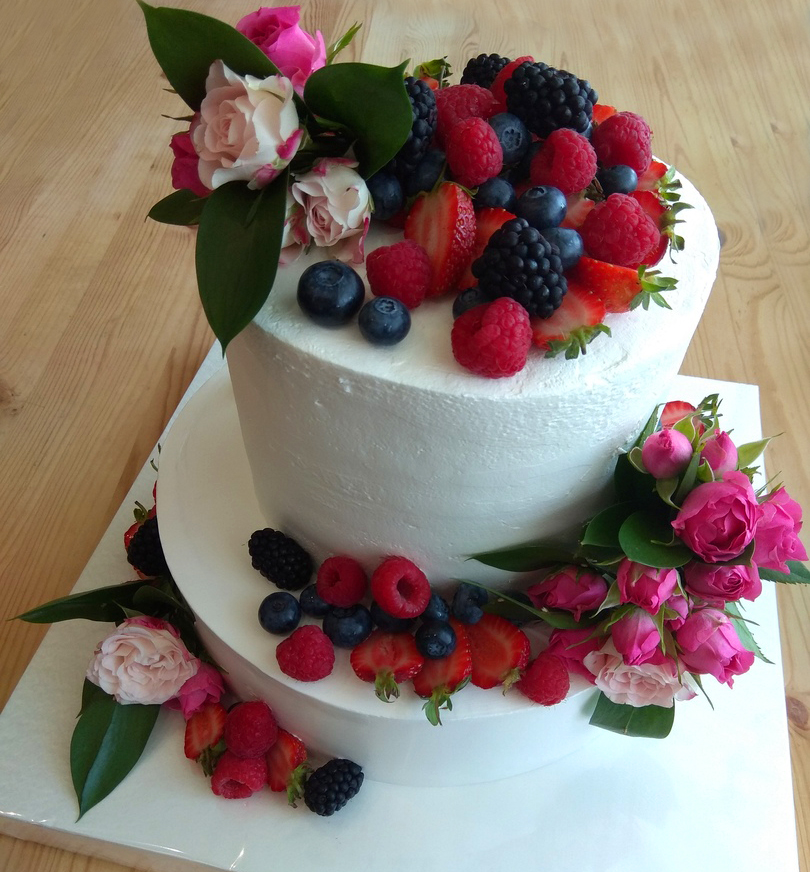 Двухъярусный свадебный торт с кремовыми цветами