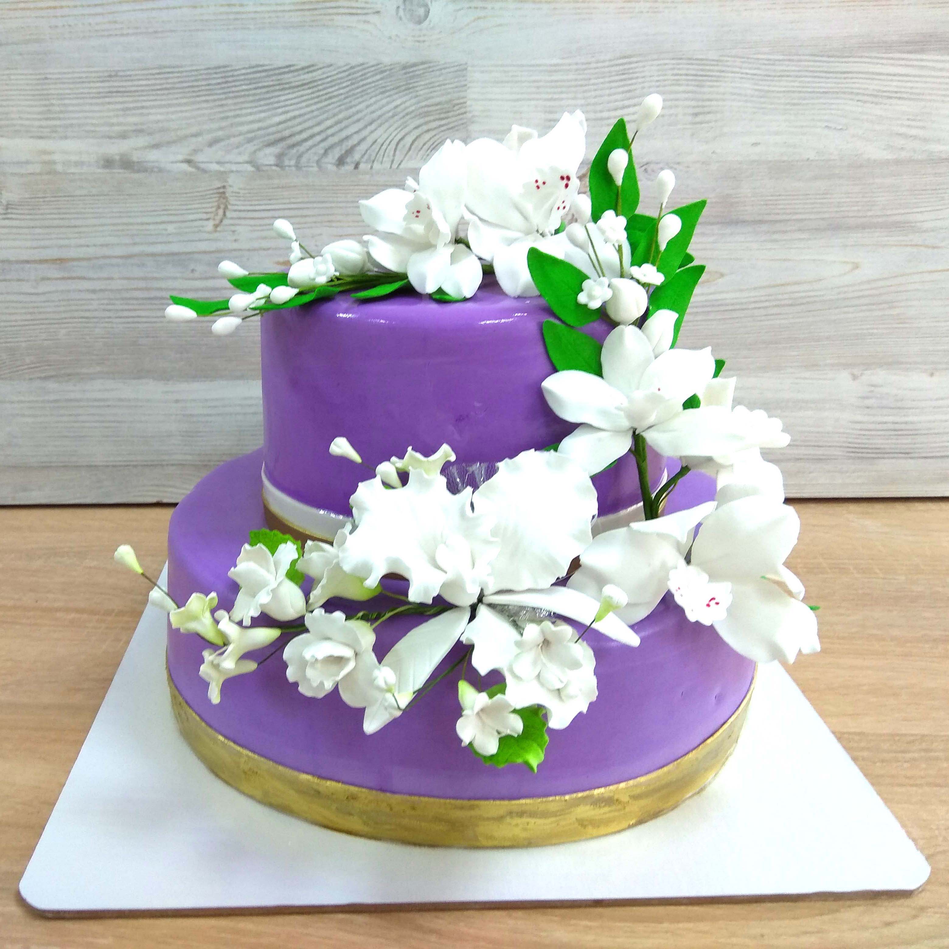 Торт с мастичным покрытием сиреневоо цвета с веточками орхидеи