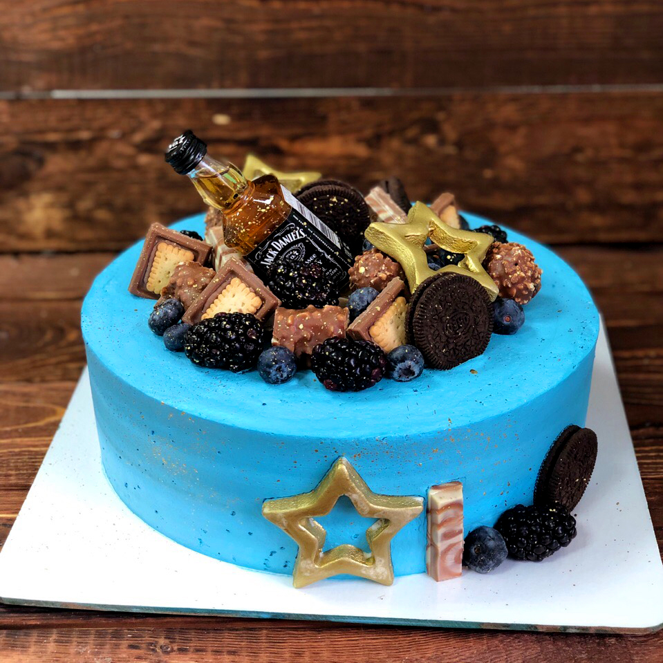 Торт для мужчины на день рождения с шоколадным декором и виски